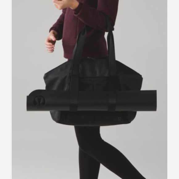 LULULEMON  free To Be Large 
Free To Be Gym / travel Bag in Dark Chrome Gray - Picture 2 of 10